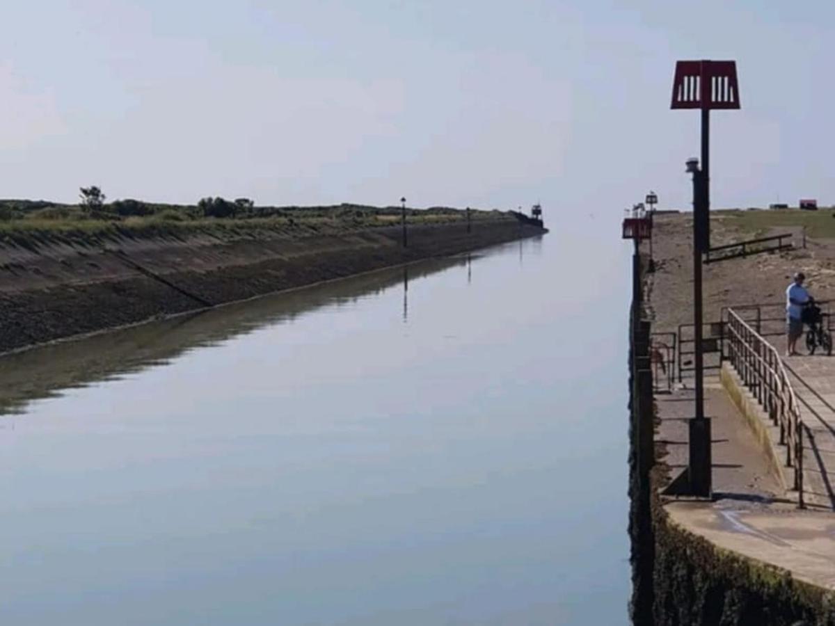 Pass The Keys Fabulous Beach Front Holiday Location Lydd Екстериор снимка